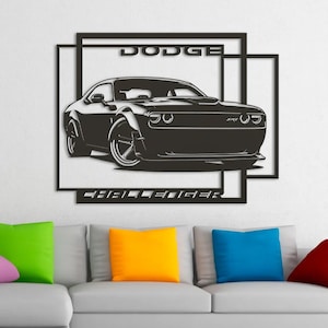 Può includere: Silhouette in bianco e nero di un'auto Dodge Challenger con le parole "DODGE" e "CHALLENGER" sopra e sotto l'auto. L'auto è incorniciata da una serie di quadrati neri.
