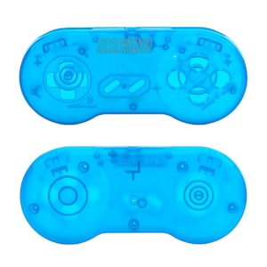 Op de afbeelding: Twee aanzichten van een doorschijnende felblauwe videogamecontroller. Het bovenaanzicht toont het Super Nintendo Entertainment System-logo, een richtingspad, vier actieknoppen en Select- en Start-knoppen. Het onderaanzicht toont de gladde behuizing.