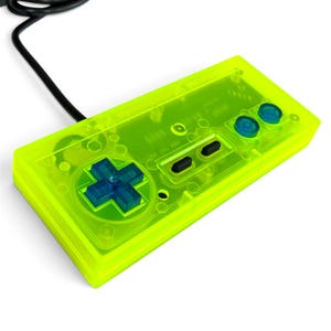 Individuell gestalteter NES-Controller, fantastisch in Neongelb und Klarblau | Legend of Zelda | Hergestellt in den USA | Premium Nintendo Retro-Gamepad mit goldfarbenem Gehäuse und Platine