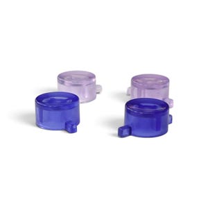 Op de afbeelding: Vier kleine, cilindervormige plastic dopjes in verschillende tinten paars en blauw. Twee dopjes zijn doorschijnend licht lavendel en twee zijn dieper, half-transparant koningsblauw. Elk dopje is voorzien van een klein, uitstekend rechthoekig lipje aan de zijkant.