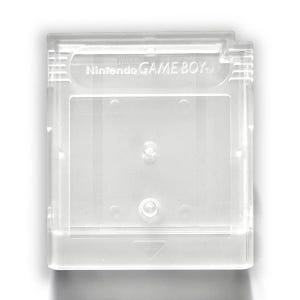 Könnte beinhalten: Eine transparente, rechteckige Game Boy-Kassettenhülle mit dem Text "Nintendo GAME BOY" oben aufgedruckt. Das Gehäuse hat kleine kreisförmige Vertiefungen und ein dreieckiges Design am Boden.