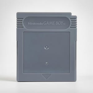 Op de afbeelding: Een set van drie keramische nestkommen in blauwe, groene en witte tinten. De kommen hebben een gespikkelde glazuur en een eenvoudig, modern ontwerp. De grootste kom heeft een diameter van ongeveer 15 cm.