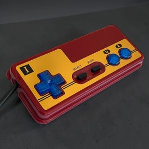 Mando Famicom NES personalizado: placa frontal dorada, botones azules transparentes, cable de 1,8 m