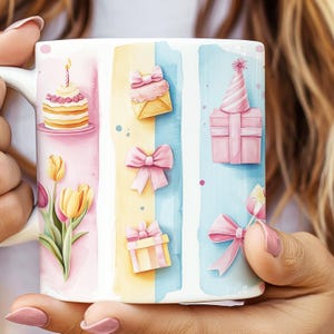 Può includere: Tazza in ceramica bianca con un design colorato che presenta una torta di compleanno, regali, fiocchi e tulipani. Il design è in stile acquerello con colori rosa, giallo e blu.