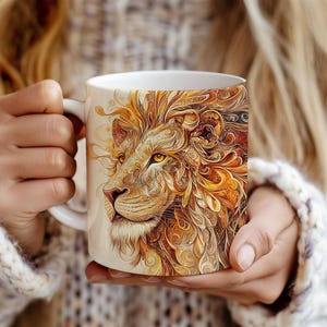 Pode incluir: Uma caneca de cer&acirc;mica branca com uma ilustra&ccedil;&atilde;o colorida de uma cabe&ccedil;a de le&atilde;o com detalhes intrincados. A juba do le&atilde;o &eacute; representada com padr&otilde;es em espiral em tons de dourado, laranja e marrom.