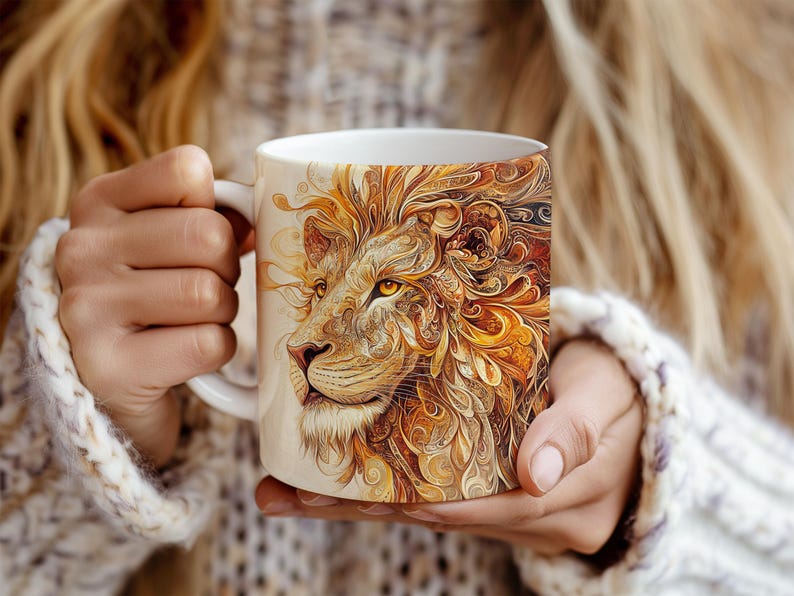 Pode incluir: Uma caneca de cer&acirc;mica branca com uma ilustra&ccedil;&atilde;o colorida de uma cabe&ccedil;a de le&atilde;o com detalhes intrincados. A juba do le&atilde;o &eacute; representada com padr&otilde;es em espiral em tons de dourado, laranja e marrom.