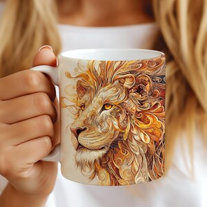 Pode incluir: Caneca de cer&acirc;mica branca com uma ilustra&ccedil;&atilde;o colorida de uma cabe&ccedil;a de le&atilde;o com padr&otilde;es florais intrincados. A juba do le&atilde;o &eacute; uma mistura de dourado, laranja e marrom.