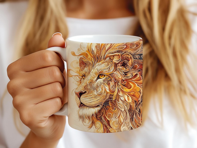 Pode incluir: Caneca de cer&acirc;mica branca com uma ilustra&ccedil;&atilde;o colorida de uma cabe&ccedil;a de le&atilde;o com padr&otilde;es florais intrincados. A juba do le&atilde;o &eacute; uma mistura de dourado, laranja e marrom.