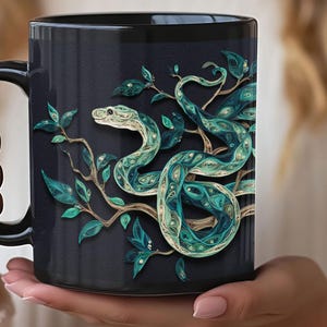 Taza de serpiente, taza de café con boa arbórea, serpiente verde azulado en rama, con efecto pluma, regalo para amantes de la naturaleza, taza negra / 325 ml 433 ml