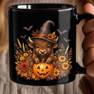 Tazza in ceramica nera con mucca delle Highlands, zucca e strega / Tazza di Halloween, con simpatico cappello da strega, mucca delle Highlands con cardi scozzesi, erica