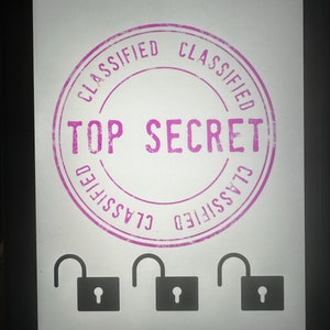 以下が含まれることがあります： 周囲に「CLASSIFIED」という文字が繰り返し書かれた紫色のスタンプと、中央に「TOP SECRET」という文字が書かれている。スタンプの下には、3つの黒い開いた南京錠がある。
