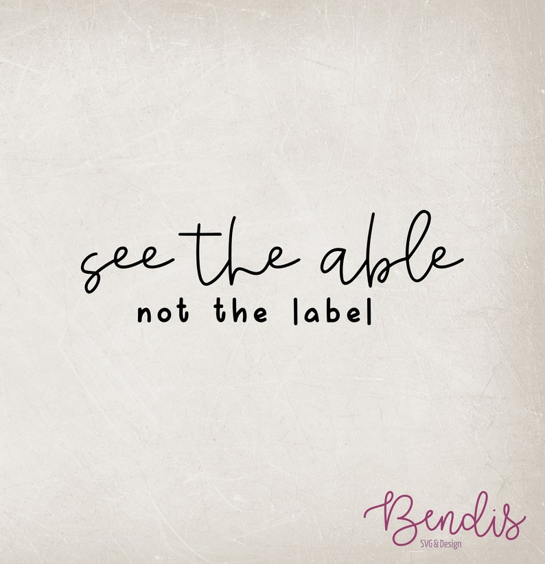 K&ouml;nnte beinhalten: Schwarz-wei&szlig;es Typografie-Grafik mit dem Text "see the able not the label". Die Grafik befindet sich auf einem wei&szlig;en Hintergrund mit einer subtilen Textur.