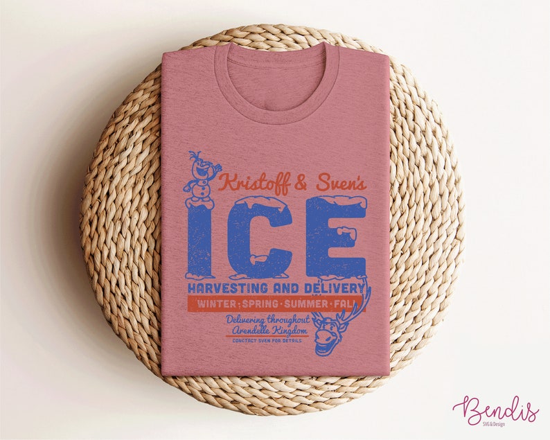 K&ouml;nnte beinhalten: Ein pinkfarbenes T-Shirt mit einem Vintage-Grafikdesign, das Olaf aus Frozen zeigt. Das Design lautet "Kristoff & Sven's ICE HARVESTING AND DELIVERY WINTER SPRING SUMMER FALL Delivering throughout Arendelle Kingdom CONTACT EVEN FOR DETAILS".