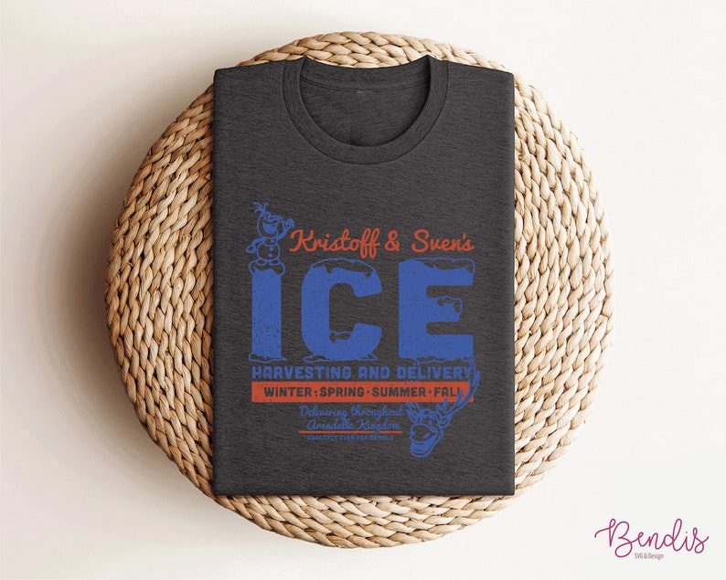 K&ouml;nnte beinhalten: Ein dunkelgraues T-Shirt mit einem blauen und roten Grafikdesign mit dem Text "Kristoff & Sven's ICE" und den Worten "Harvesting and Delivery" mit den aufgef&uuml;hrten Jahreszeiten. Die Grafik enth&auml;lt auch ein Cartoon-Bild von Olaf dem Schneemann.