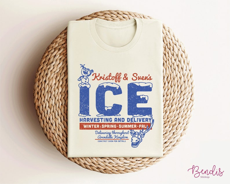 K&ouml;nnte beinhalten: Ein beiges T-Shirt mit einem Vintage-Grafikdesign, das Kristoff und Svens Eis-Ernte- und -Lieferdienst zeigt. Das Design enth&auml;lt eine blaue und wei&szlig;e Illustration von Olaf und Sven sowie den Text "Kristoff & Sven's ICE" in Blau und Rot. Der Text "Harvesting and Delivery" ist in Rot, und der Text "Winter: Spring - Summer - Fall" ist in Blau. Der Text "Delivering throughout Arendelle Kingdom" ist in Blau, und der Text "Contact Sven for details" ist in Rot.