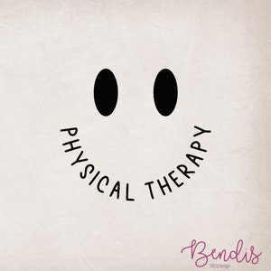 Puede incluir: Diseño gráfico en blanco y negro de una cara sonriente con el texto "PHYSICAL THERAPY" escrito alrededor del exterior de la sonrisa.