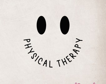 Op de afbeelding: Zwart-wit grafisch ontwerp van een smiley met de tekst "PHYSICAL THERAPY" eromheen geschreven.
