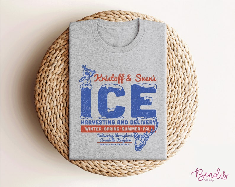 K&ouml;nnte beinhalten: Ein graues T-Shirt mit einem Vintage-Grafikdesign, das den Eisernte- und Lieferservice von Kristoff und Sven zeigt. Das Design enth&auml;lt ein Cartoon-Bild von Olaf und Sven sowie den Text "Kristoff & Sven's ICE HARVESTING AND DELIVERY WINTER SPRING SUMMER FALL! Delivering throughout Arendelle Kingdom CONTACT SVEN FOR DETAILS".