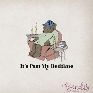 Puede incluir: Un oso marrón con un gorro de dormir azul se sienta en un sillón rojo con una vela encendida en una mesa auxiliar. El oso sostiene un libro y el texto "It's Past My Bedtime" está debajo de la imagen. El texto "Bendis SVG & Design" está en la parte inferior de la imagen.