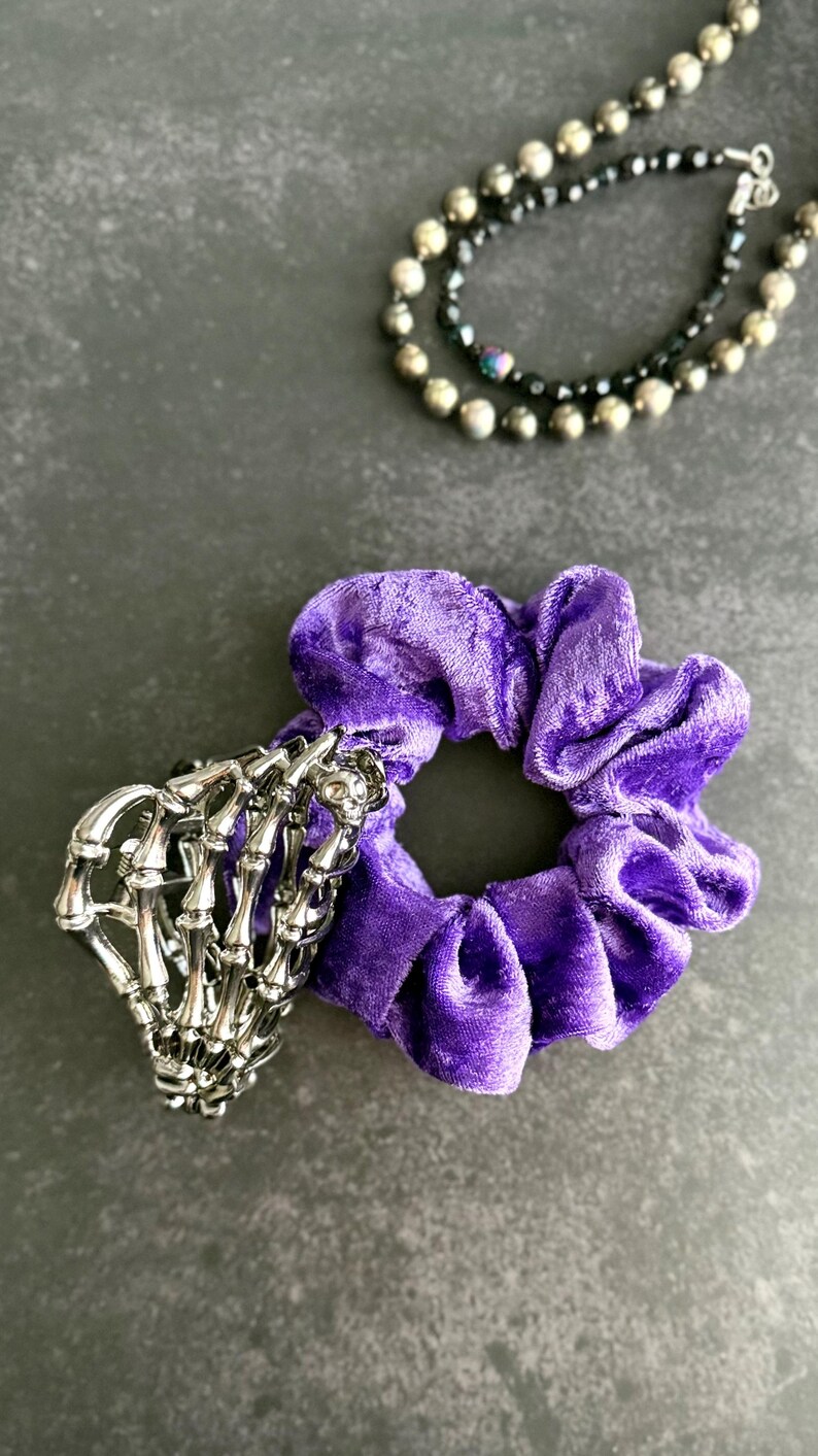 Conjunto de pinza para el pelo con esqueleto gótico y coletero de terciopelo, accesorio alternativo para el cabello. imagen 6