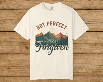 Camiseta "No es perfecto, solo perdonado", camiseta cristiana de montaña, camiseta gráfica basada en la fe, camiseta cristiana vintage, regalo religioso