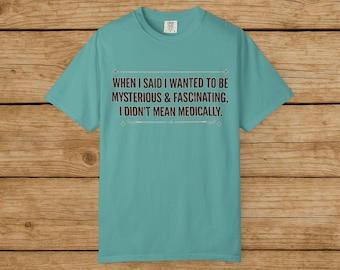 Camiseta médica divertida, camiseta misteriosa y fascinante, humor sobre enfermedades crónicas, regalo para enfermeras, camiseta sarcástica, camiseta Comfort Colors