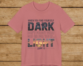 Camiseta cristiana Juan 1:5 / Cuando estés en la oscuridad, recuerda la luz / Camiseta de fe con versículo bíblico
