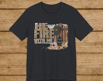 Camiseta de bombero cristiano / Él camina en el fuego conmigo / Salmo 23:4 Camiseta de bombero de fe / Regalo para socorristas