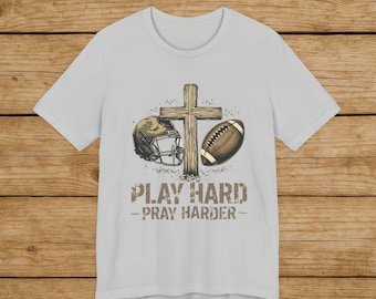 Camiseta de fútbol cristiana "Juega duro, ora más duro", camiseta de fútbol con temática de fe, gráfico de fútbol con cruz, regalo para entrenador y jugador, camiseta para el día del partido.