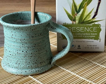 Tasse à café rustique // émail vert menthe moucheté, tasse en céramique faite main