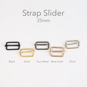 Peut inclure: Divers curseurs de sangle de 25 mm en noir, or, métal de canon, or rose et argent. Le texte "Strap Slider" et "25mm" est affiché au-dessus des curseurs.