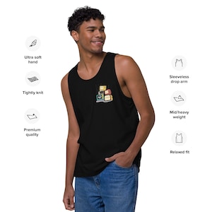Può includere: Canotta nera con un piccolo disegno ricamato colorato sul petto. La canotta è senza maniche e ha una vestibilità rilassata. L'immagine include anche il testo "Ultra soft hand", "Tightly knit" e "Premium quality".