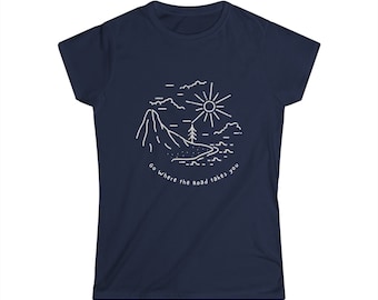 Könnte beinhalten: Marineblaues Damen-T-Shirt mit einer weißen Umrandung eines Berges, eines Flusses, eines Baumes und einer Sonne. Der Text "Go where the road takes you" ist unter dem Bild gedruckt.