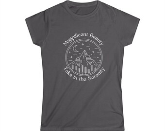 Könnte beinhalten: Ein dunkelgraues Damen-T-Shirt mit einem weißen Grafikdesign. Die Grafik zeigt eine Bergkette, einen Halbmond und Sterne in einem Kreis. Der Text "Magnificent Beauty Take in the Serenity" umgibt den Kreis.