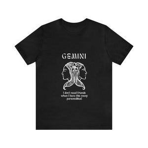 Könnte beinhalten: Schwarzes T-Shirt mit einer weißen Grafik des Sternzeichen Zwillinge und dem Text "GEMINI Ich brauche keine Freunde, wenn ich so viele Persönlichkeiten habe!"