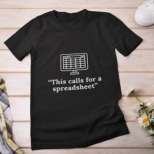 Könnte beinhalten: Schwarzes T-Shirt mit einer weißen Grafik einer Tabellenkalkulation auf einem Computerbildschirm und dem Text "This calls for a spreadsheet".