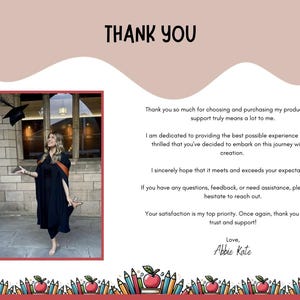 K&ouml;nnte beinhalten: Dankeskarte mit dem Text "THANK YOU" in gro&szlig;er, schwarzer, handschriftlicher Schrift. Die Karte enth&auml;lt ein Foto einer Absolventin in Robe und Barett sowie eine Dankesbotschaft.
