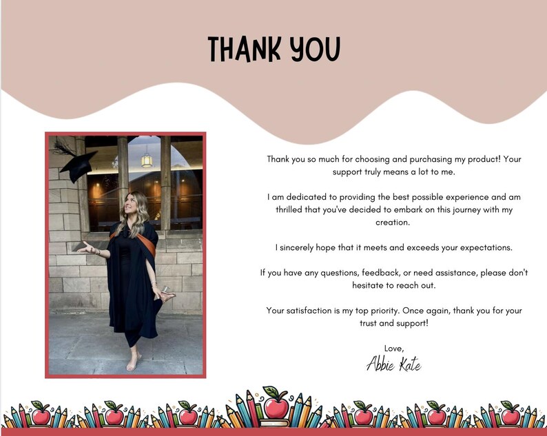 K&ouml;nnte beinhalten: Dankeskarte mit dem Text "THANK YOU" in gro&szlig;er, schwarzer, handschriftlicher Schrift. Die Karte enth&auml;lt ein Foto einer Absolventin in Robe und Barett sowie eine Dankesbotschaft.