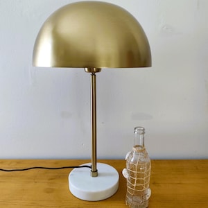 金色の「キノコ」型テーブルランプ