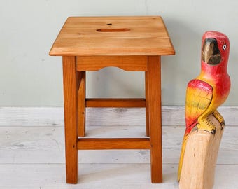 Country-style stool in solid pine