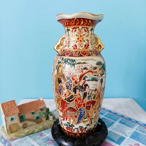 Small 19th century Chinese vase in Canton porcelain