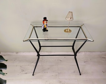 Mesa auxiliar antigua de cristal y metal.