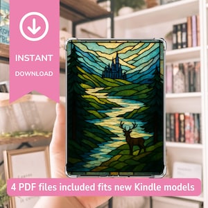 Può includere: Una custodia trasparente per Kindle con un design a vetrata raffigurante una scena di foresta con un fiume, un cervo e un castello. La custodia ha uno striscione rosa con le parole "INSTANT DOWNLOAD" e "4 PDF files included fits new Kindle models".