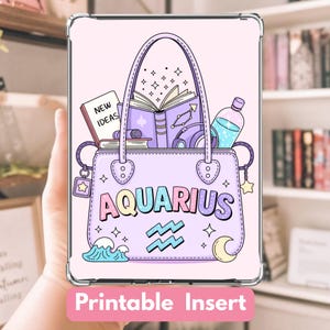 Może przedstawiać: Jasnofioletowe etui na tablet z kreskówkową ilustracją torebki w stylu Wodnika. Torebka zawiera książki, butelkę wody i gwiazdy. Słowo "AQUARIUS" jest napisane w tęczowych kolorach. Tekst "Printable Insert" znajduje się na dole.