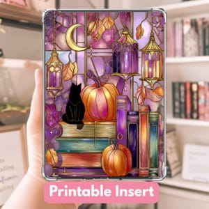 Può includere: Una custodia trasparente per tablet con un inserto colorato raffigurante un gatto nero, zucche, libri e lanterne. L'inserto ha uno stile vetrata con toni viola, arancioni e oro. Il testo "Printable Insert" è in basso.