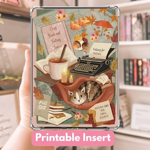 Puede incluir: Inserto para funda de teléfono con diseño de otoño. El diseño presenta un gato, libros, una máquina de escribir, calabazas y el texto "Cozy Reads and Falling Leaves". Las palabras "Printable Insert" están en la parte inferior.