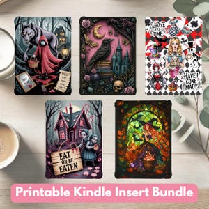 Könnte beinhalten: Eine Sammlung druckbarer Kindle-Insert-Designs mit Gothic- und Fantasy-Themen. Designs umfassen Rotkäppchen, einen Raben auf Büchern, Alice im Wunderland, ein Spukhaus mit dem Text "Eat or Be Eaten" und eine Hexe. Der Text "Printable Kindle Insert Bundle" ist ebenfalls sichtbar.