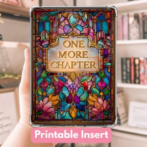 Könnte beinhalten: Eine transparente Hülle mit einem farbenfrohen Buntglasdesign mit dem Text "ONE MORE CHAPTER". Das Design umfasst florale und geometrische Muster in Blau-, Lila-, Rosa- und Goldtönen. Der Text "Printable Insert" befindet sich unten.