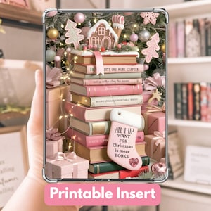 Op de afbeelding: Transparante tablet case insert met een stapel roze en groene boeken en kerstversieringen. De tekst "JUST ONE MORE CHAPTER" en "ALL I UP WANT FOR Christmas is more BOOKS" zijn zichtbaar. Onderaan staat "Printable Insert".