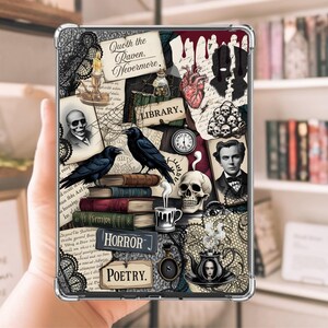 Peut inclure: Une coque de tablette transparente avec un collage gothique. Elle présente des corbeaux, des crânes, des livres et les textes "Quoth the Raven, Nevermore," "HORROR" et "POETRY". L'étui a une esthétique sombre et vintage.